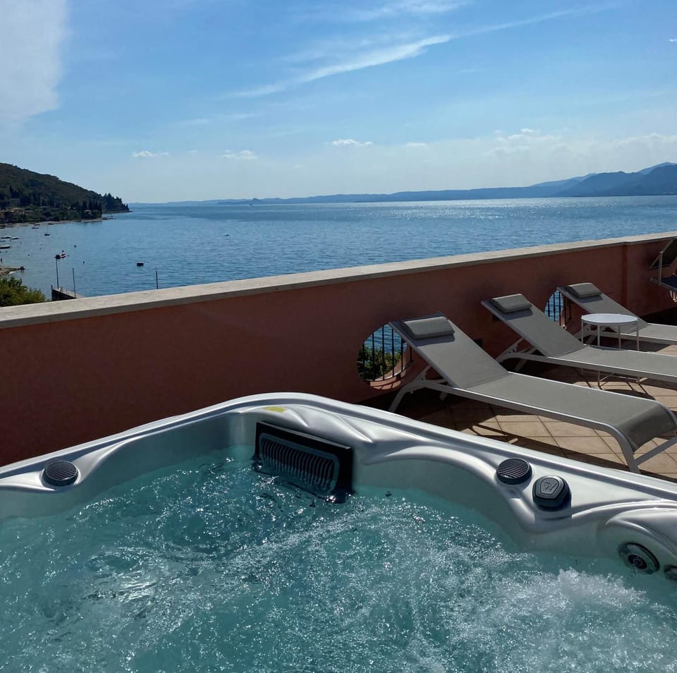 Hot Tub, Solarium, Balcony/Terrace, Lake view, sunbed