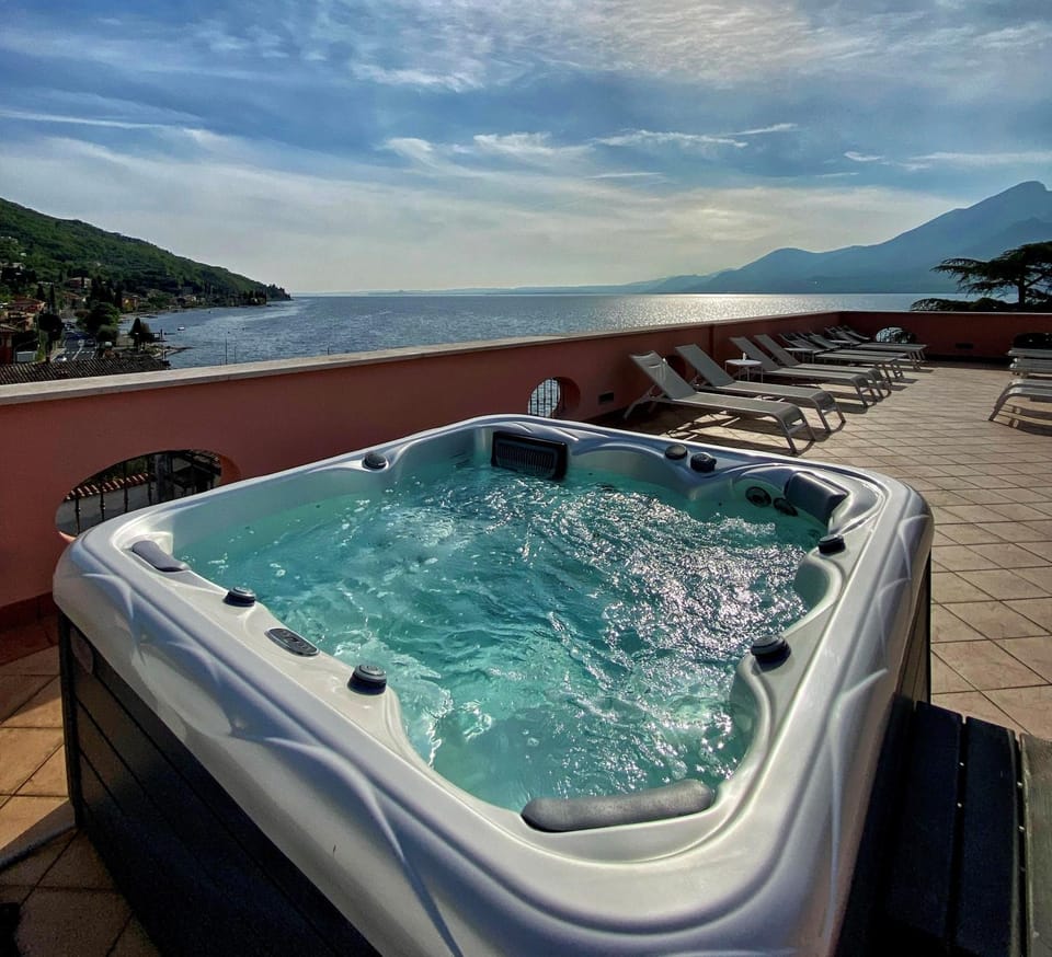 Hot Tub, Solarium, Balcony/Terrace, Lake view, sunbed