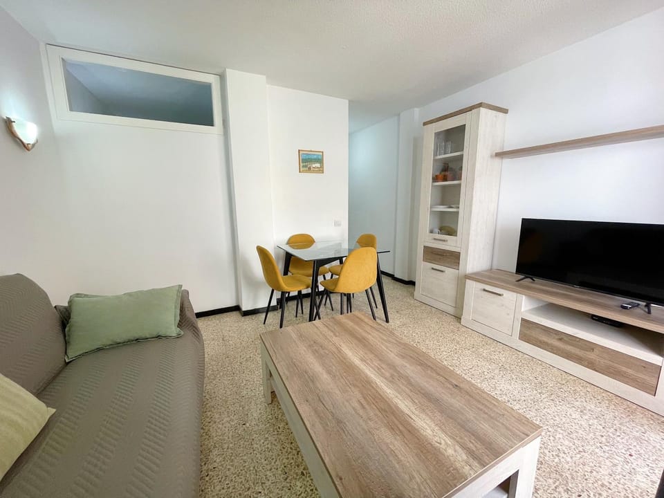 TV and multimedia, Living room, Seating area, Dining area