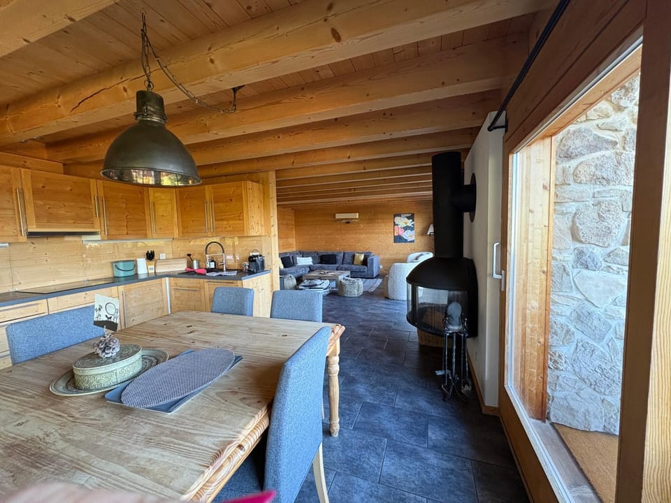Kitchen or kitchenette, Living room, Seating area, Dining area