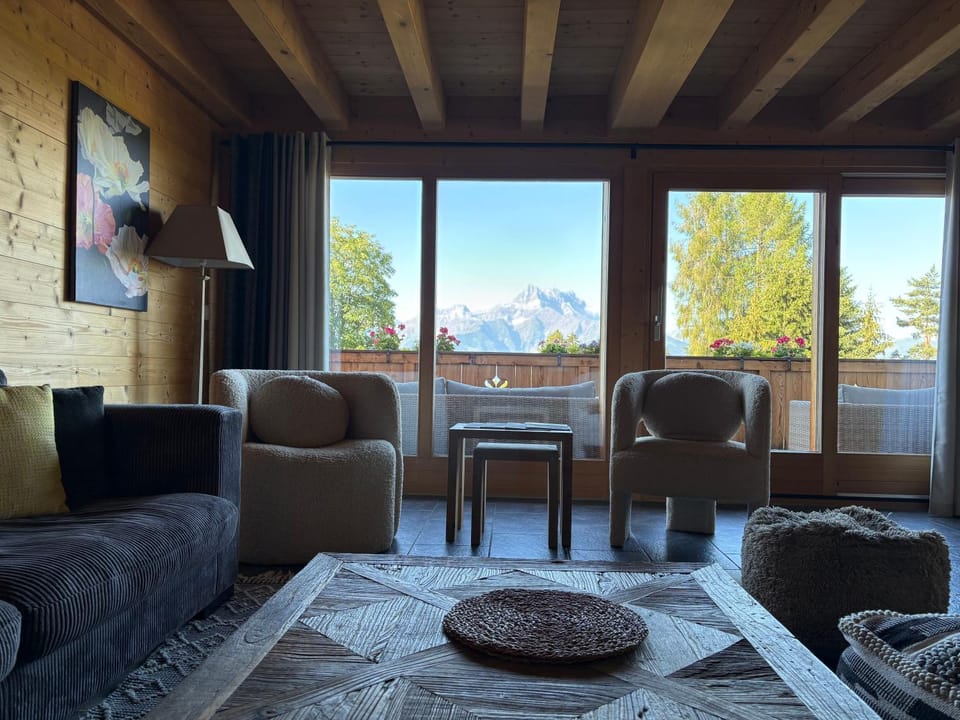 Living room, Seating area