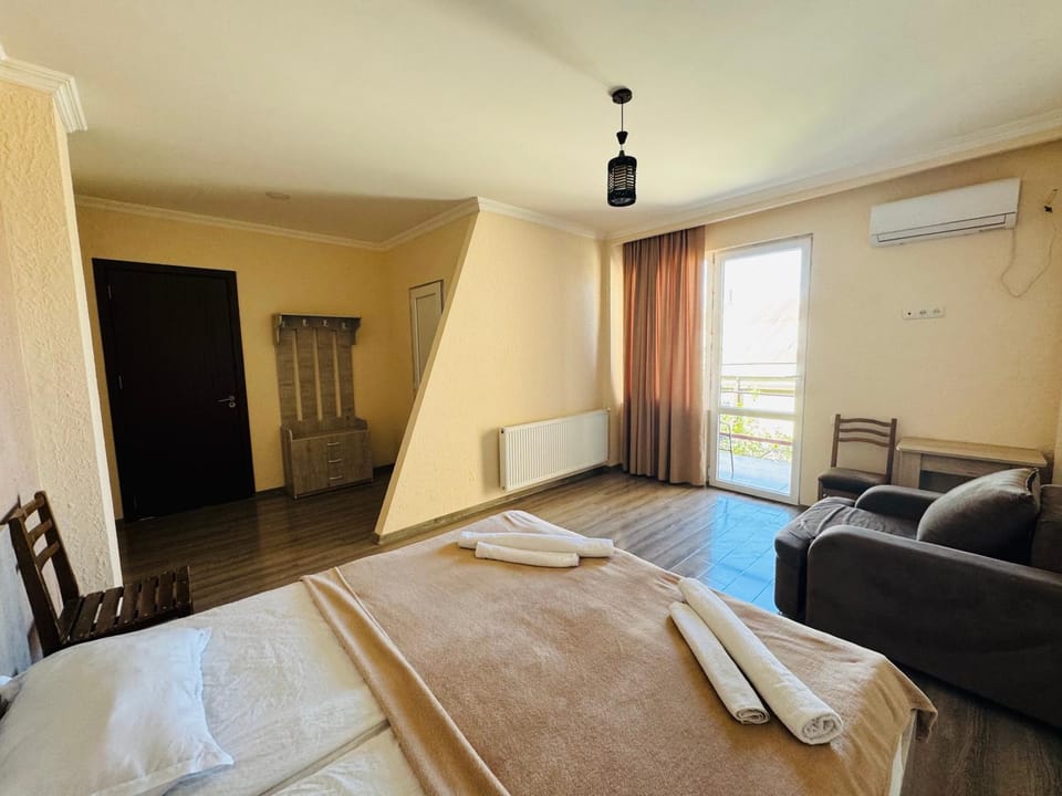Bed, Photo of the whole room, Bedroom, internet, towels, air conditioner