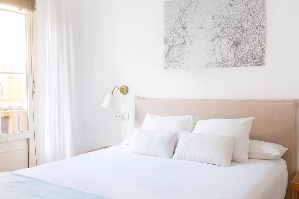 Photo of the whole room, Bedroom