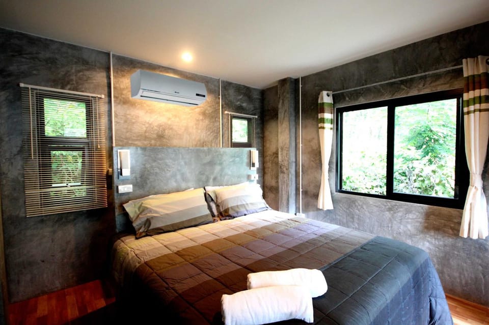 Photo of the whole room, Bedroom