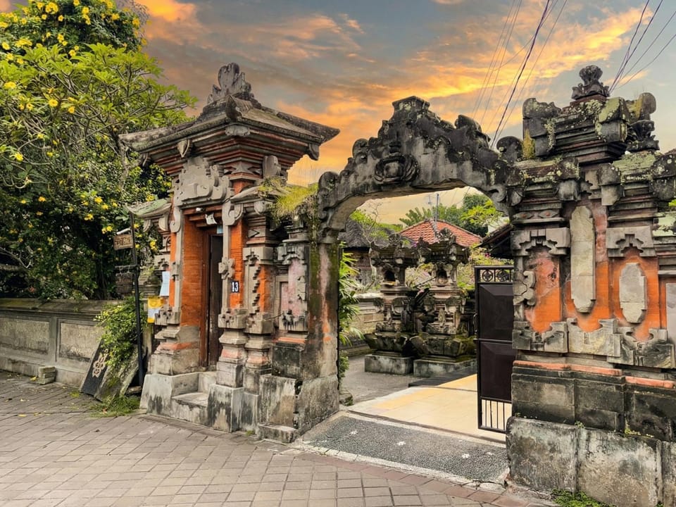 Nearby landmark, Facade/entrance