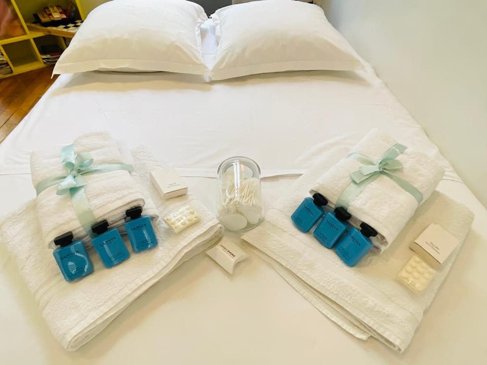 Bed, towels