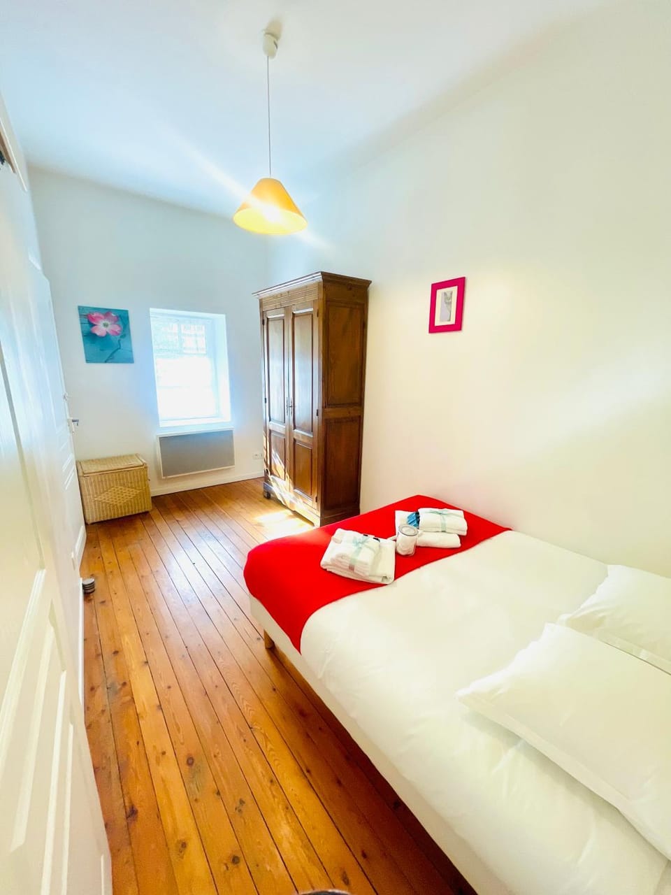 Bed, Photo of the whole room, Bedroom