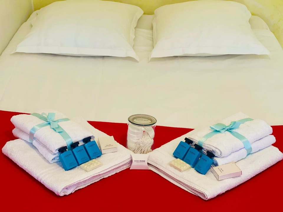 Bedroom, towels