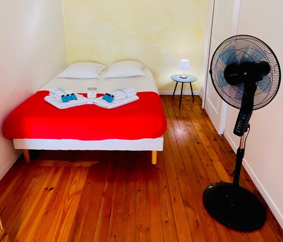Bed, Photo of the whole room, Bedroom, fireplace