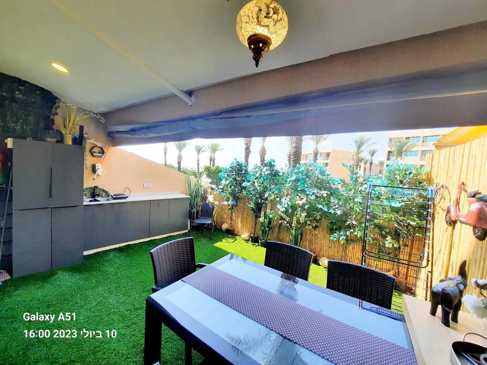 Seating area, Dining area, Garden view