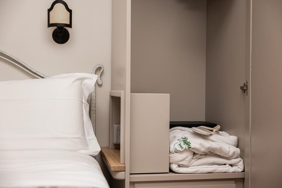 Photo of the whole room, Bedroom, wardrobe