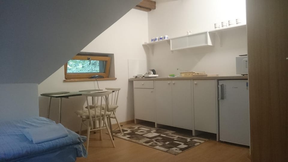 Coffee/tea facilities, Kitchen or kitchenette, Dining area, Bedroom
