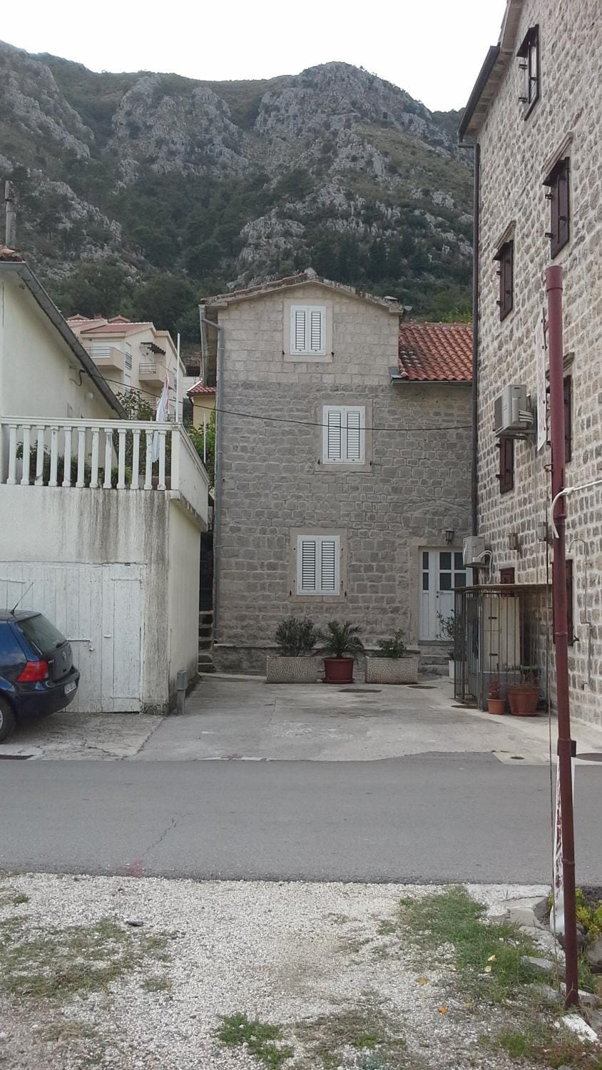 Facade/entrance, Neighbourhood, Street view, Parking