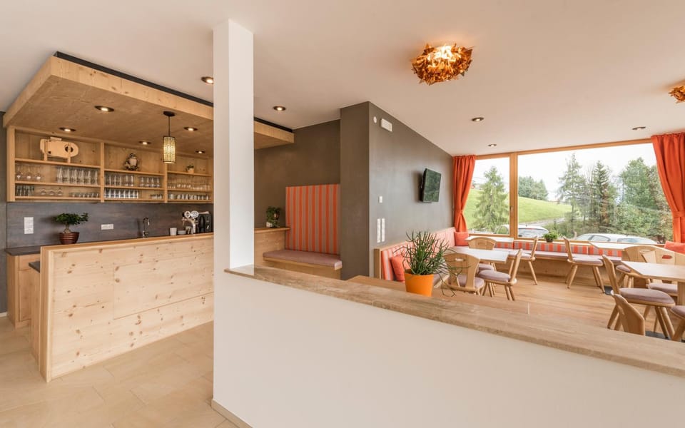 Communal lounge/ TV room, TV and multimedia, Coffee/tea facilities, View (from property/room), Seating area, Mountain view, Drinks, Alcoholic drinks, Non alcoholic drinks