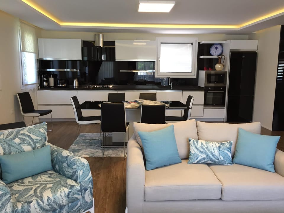 Seating area, Dining area