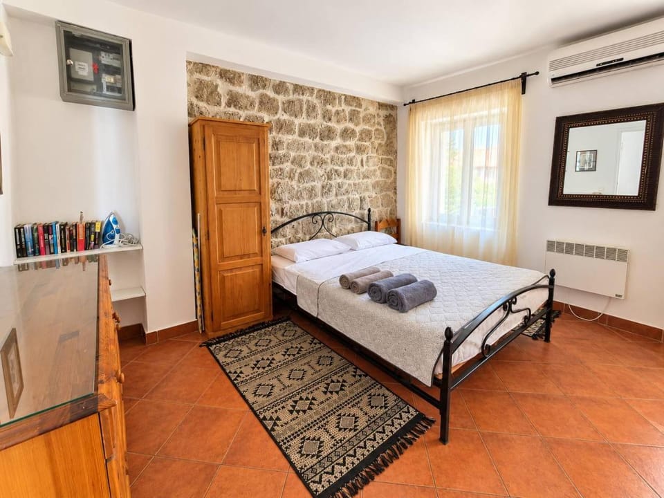 Photo of the whole room, air conditioner