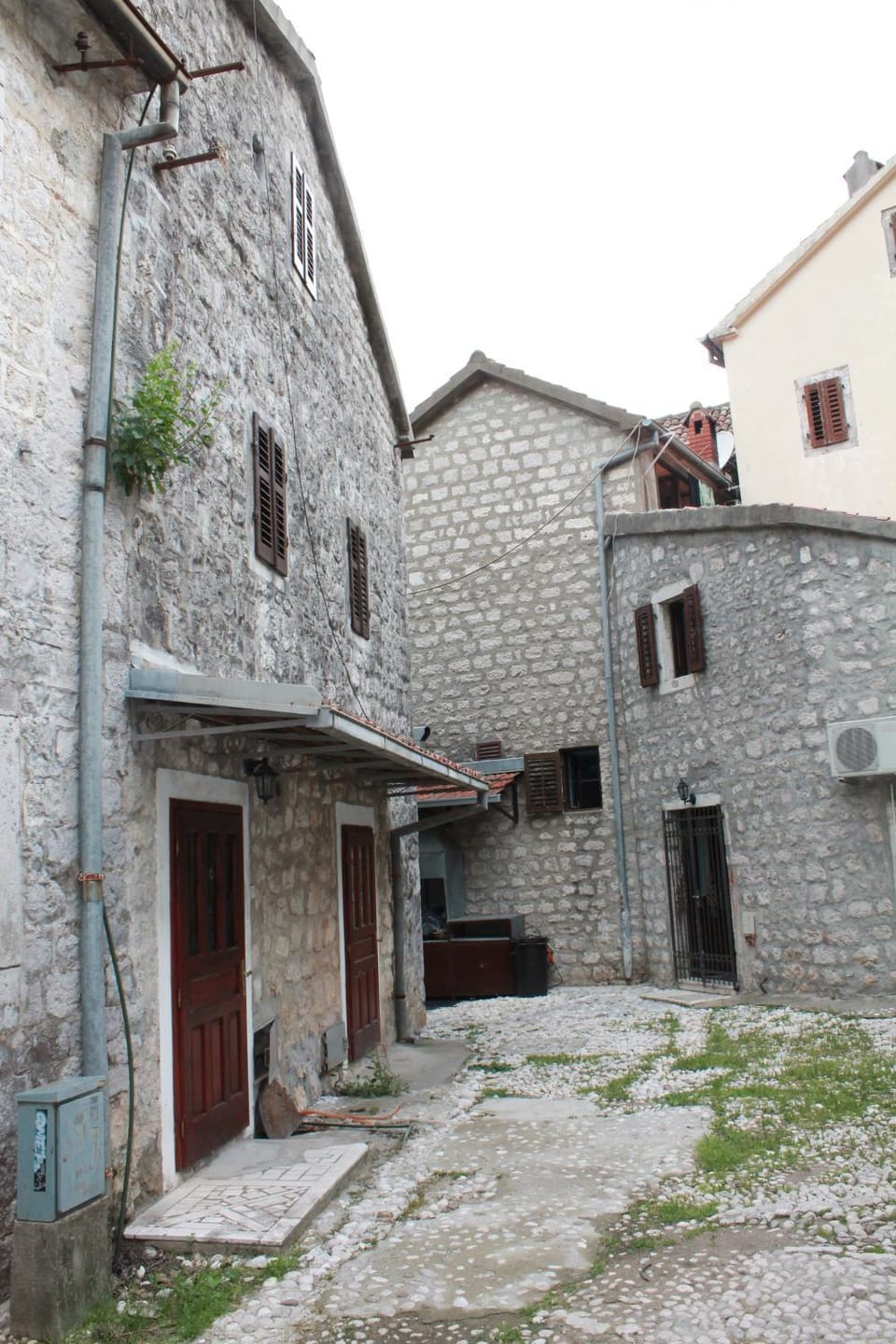 Property building, Facade/entrance, Day, Landmark view