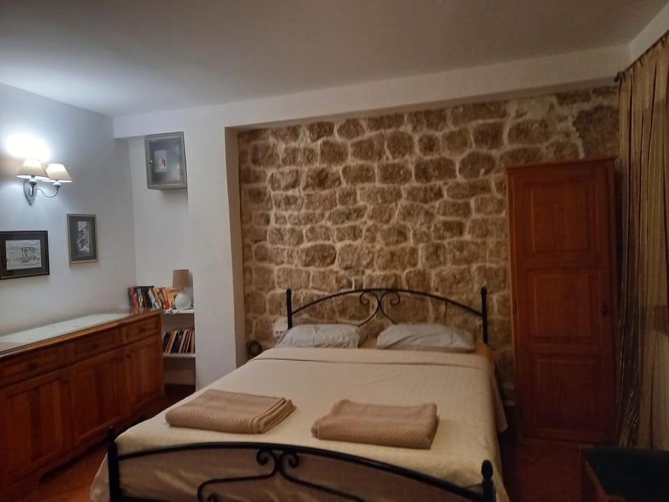 Bed, Photo of the whole room, Bedroom, hair dresser, towels