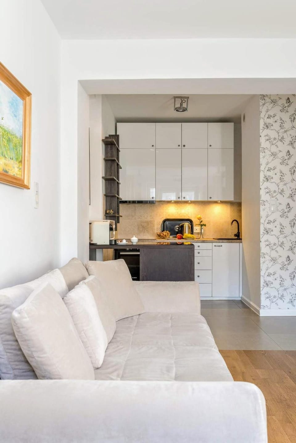 Coffee/tea facilities, Kitchen or kitchenette, Food and drinks, Photo of the whole room, Decorative detail, Dining area