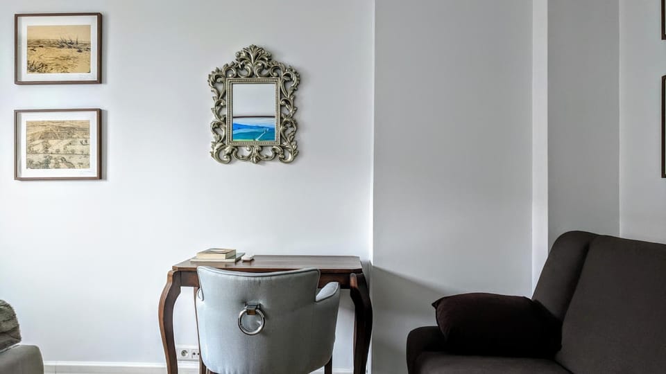 Library, Photo of the whole room, Decorative detail, Seating area, Bedroom