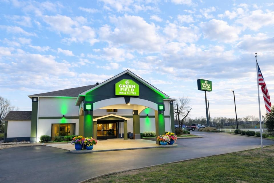 Property building, Spring, Day, Property logo or sign, Natural landscape, Logo/Certificate/Sign, Street view, Parking