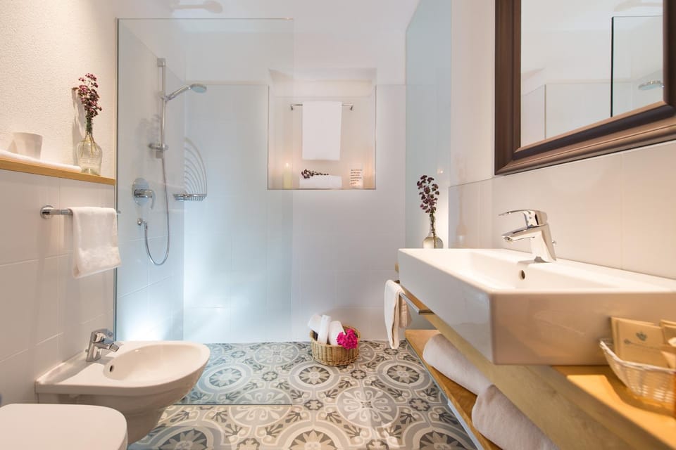 Bathroom, Decorative detail