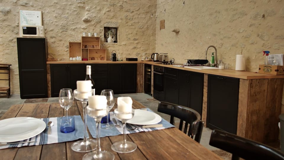 Kitchen or kitchenette, Dining area