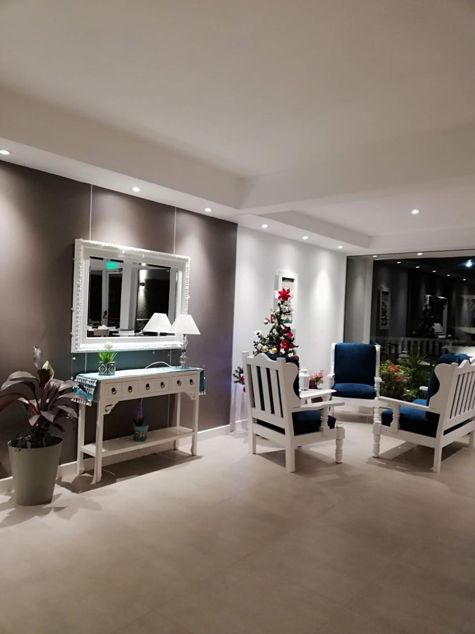 Communal lounge/ TV room, Facade/entrance, Neighbourhood, Natural landscape, BBQ facilities, Balcony/Terrace, Beach, Beach, Sea view, Family