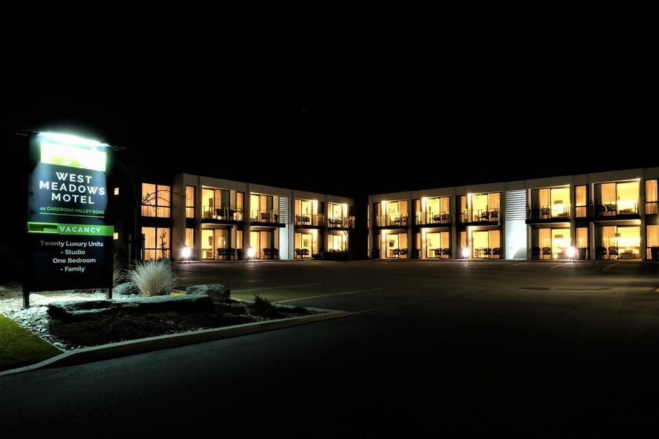 Property building, Facade/entrance, Night