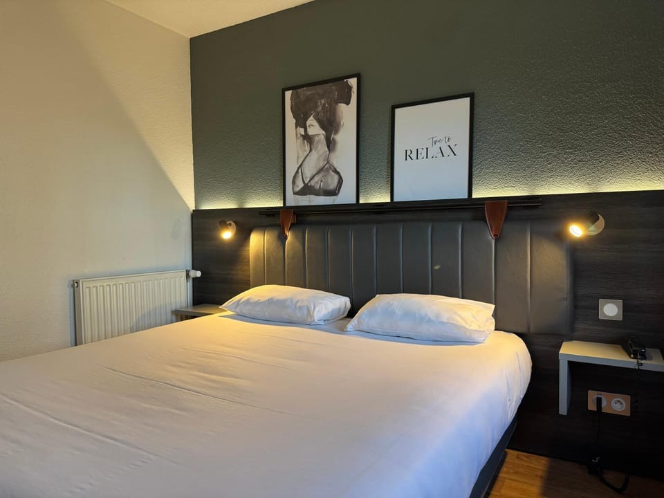 Bed, Decorative detail, Bedroom