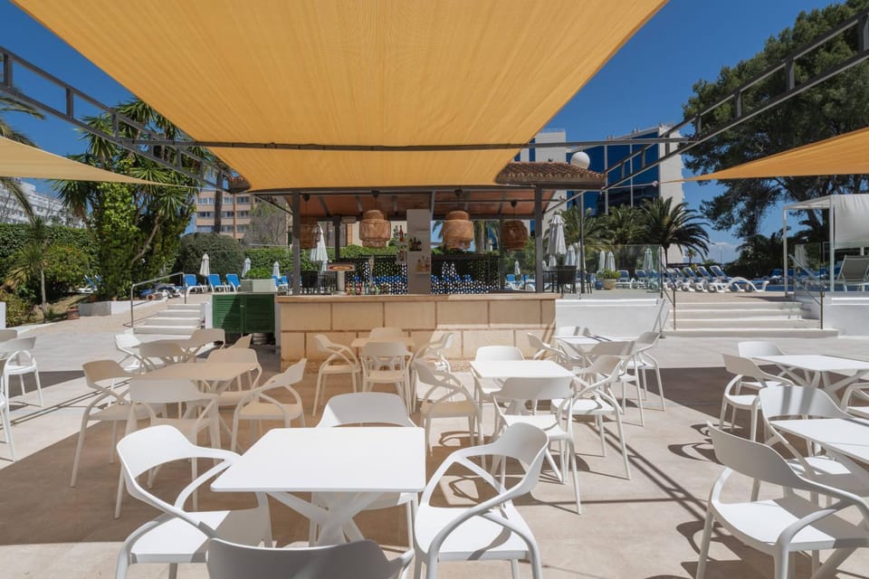 Garden, Balcony/Terrace, Lounge or bar, Dining area, Swimming pool
