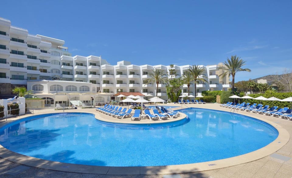 Restaurant/places to eat, Garden, View (from property/room), Balcony/Terrace, Dining area, Swimming pool