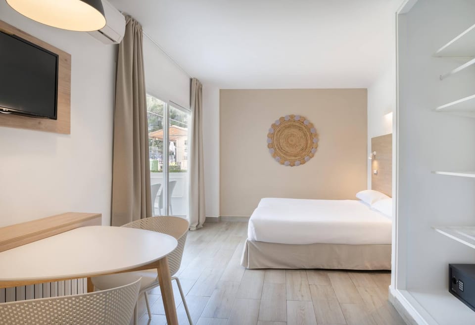 Bed, TV and multimedia, View (from property/room), Balcony/Terrace, Dining area, Bedroom