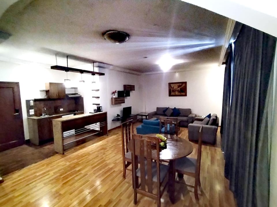 Kitchen or kitchenette, Dining area