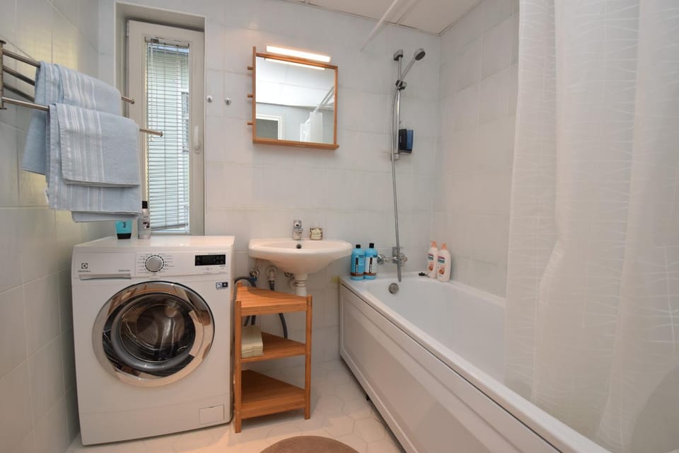 Shower, Toilet