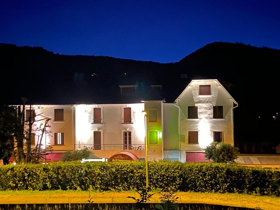 Property building, Restaurant/places to eat, Night