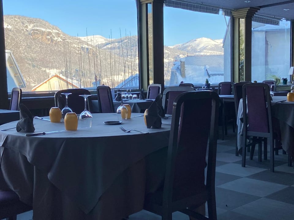 Restaurant/places to eat, Natural landscape, Food and drinks, Mountain view