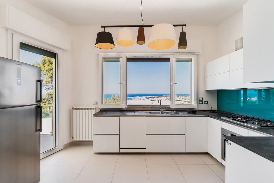 Kitchen or kitchenette, Sea view, oven, stove