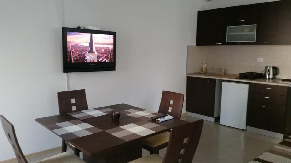 Day, TV and multimedia, Kitchen or kitchenette, Seating area, Dining area