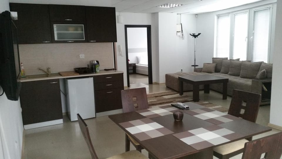 Communal lounge/ TV room, Day, Kitchen or kitchenette, Living room, Seating area, Dining area