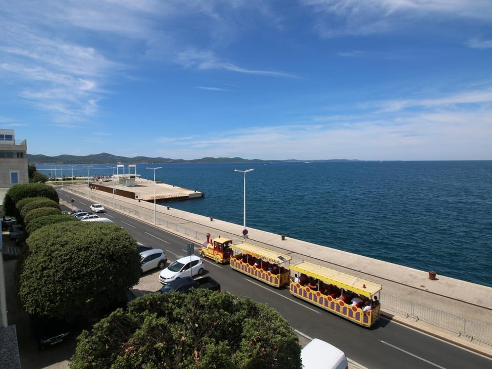 Facade/entrance, Neighbourhood, Balcony/Terrace, City view, Landmark view, Sea view, Street view