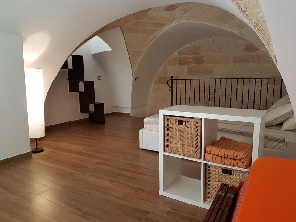 Photo of the whole room, Decorative detail