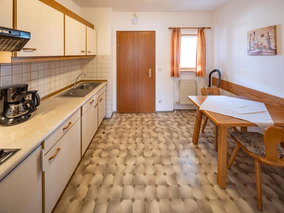 Kitchen or kitchenette, Dining area, stove