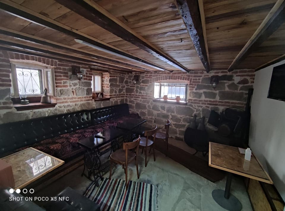 Seating area, Dining area