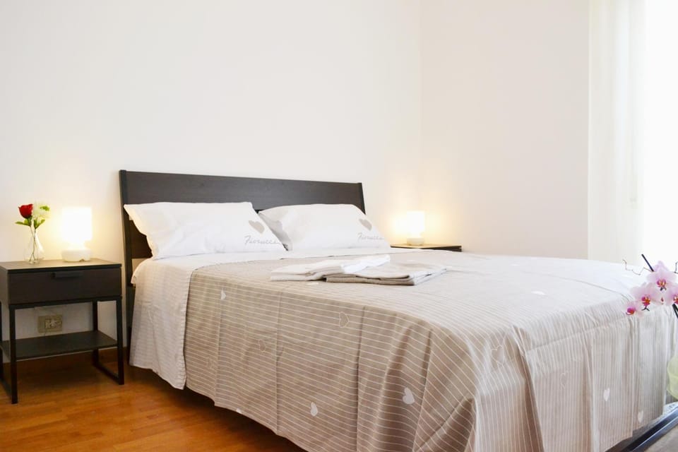 Bed, Balcony/Terrace, Photo of the whole room, Bedroom, Street view, Family, Quiet street view