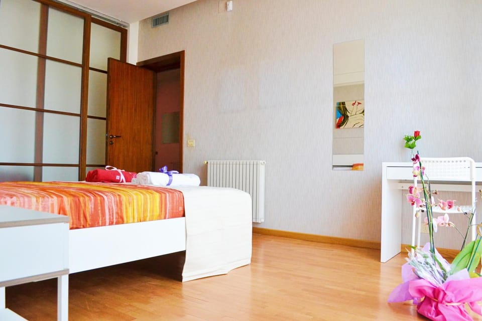 Bed, Bedroom, Street view, Family, Quiet street view