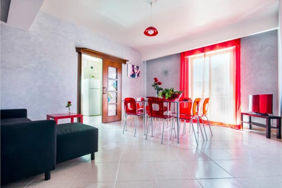 People, Balcony/Terrace, Balcony/Terrace, Living room, Photo of the whole room, Decorative detail, Seating area, Dining area, Meals, Breakfast, Lunch, Dinner, children, young children, older children, older children, Family, Family