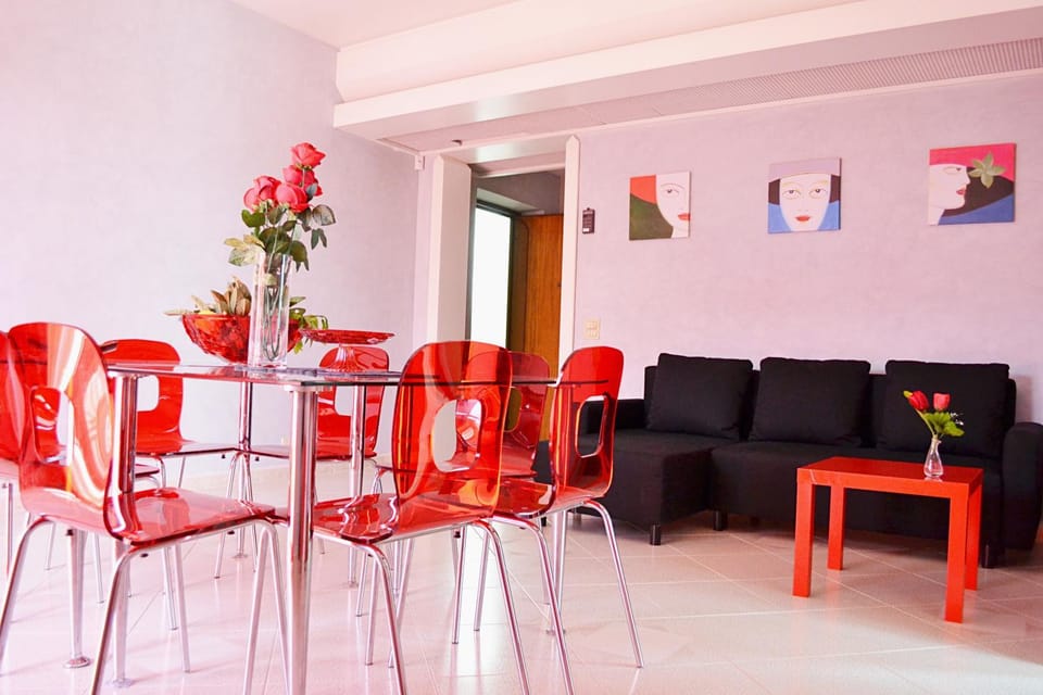 Communal lounge/ TV room, Balcony/Terrace, Living room, Seating area, Dining area, Mountain view, Street view, Meals, Breakfast, Breakfast, Lunch, Lunch, Dinner, Dinner, Family