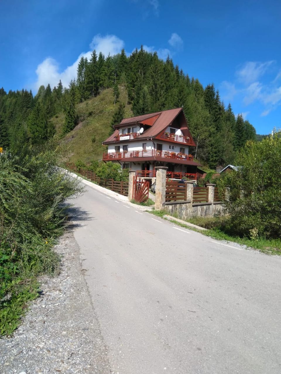 Property building, Facade/entrance, Day, Natural landscape, Summer, Garden view, Mountain view