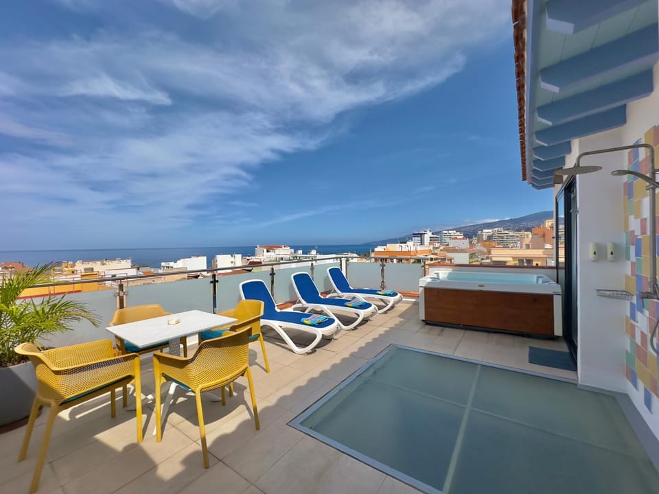 Shower, Restaurant/places to eat, Off site, Neighbourhood, Activities, Hot Tub, Balcony/Terrace, Seating area, Dining area, Animals, Animals, Pets, Pets, City view, Mountain view, Sea view, Street view, Area and facilities, Location, Parking, furniture, pet friendly, sunbed, elevator, air conditioner